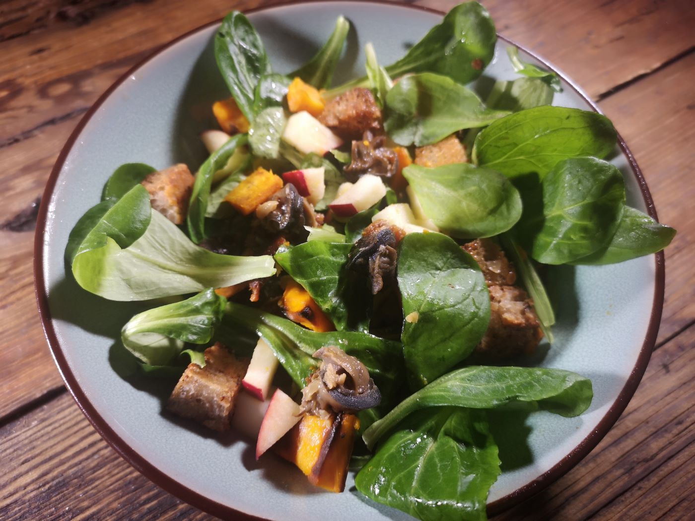 Salade d'automne aux escargots et potimarron rôti