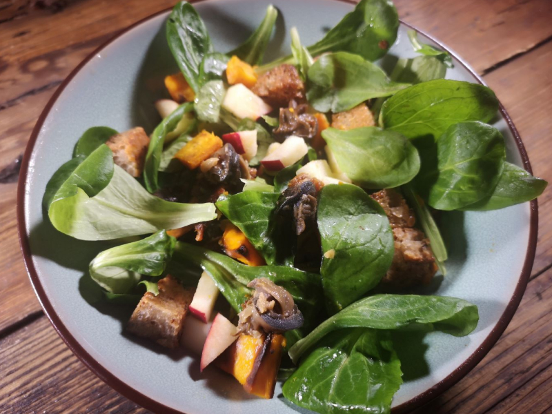 Salade d’automne aux escargots et potimarron rôti